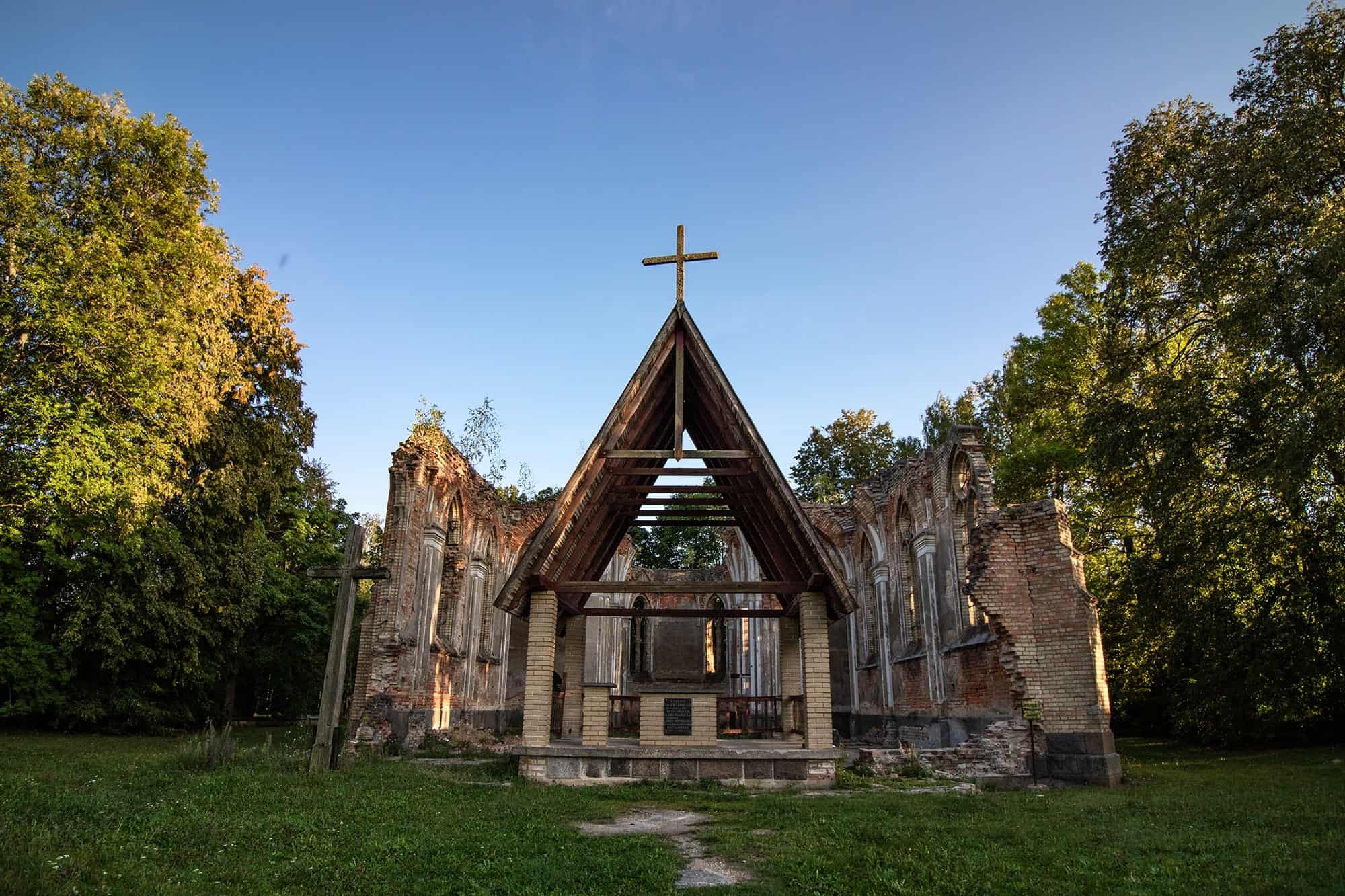 ruiny kościoła w Jałówce